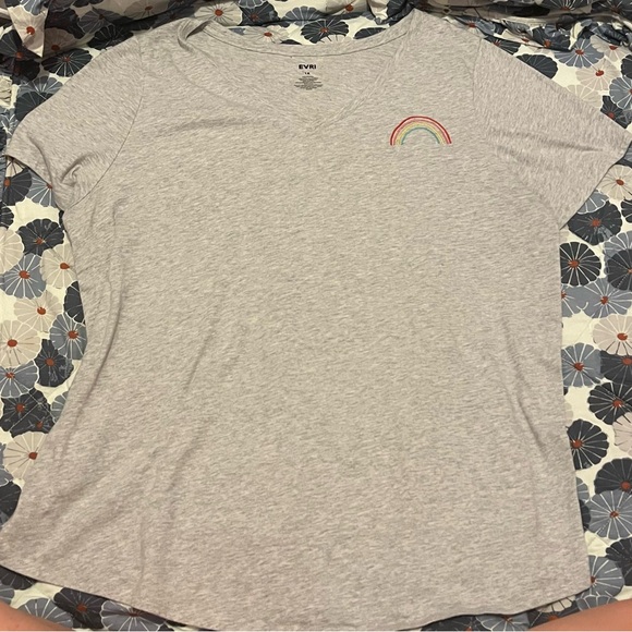 EVRI Tops - EVRI Women’s Size 1x Light Gray Tee Shirt Top with Rainbow Detail